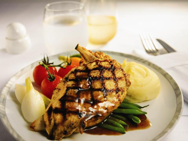 A business class meal served on a Singapore Airlines flight. Image: Singapore Airlines