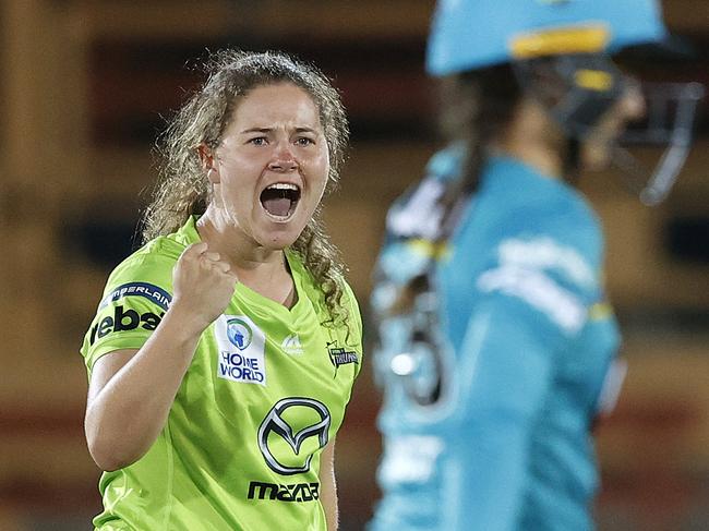 Thunder's Hannah Darlington bowls Heat's Charli Knott during the WBBL Semi Final between the Sydney Thunder and Brisbane Heart at North Sydney Oval. Picture. Phil Hillyard