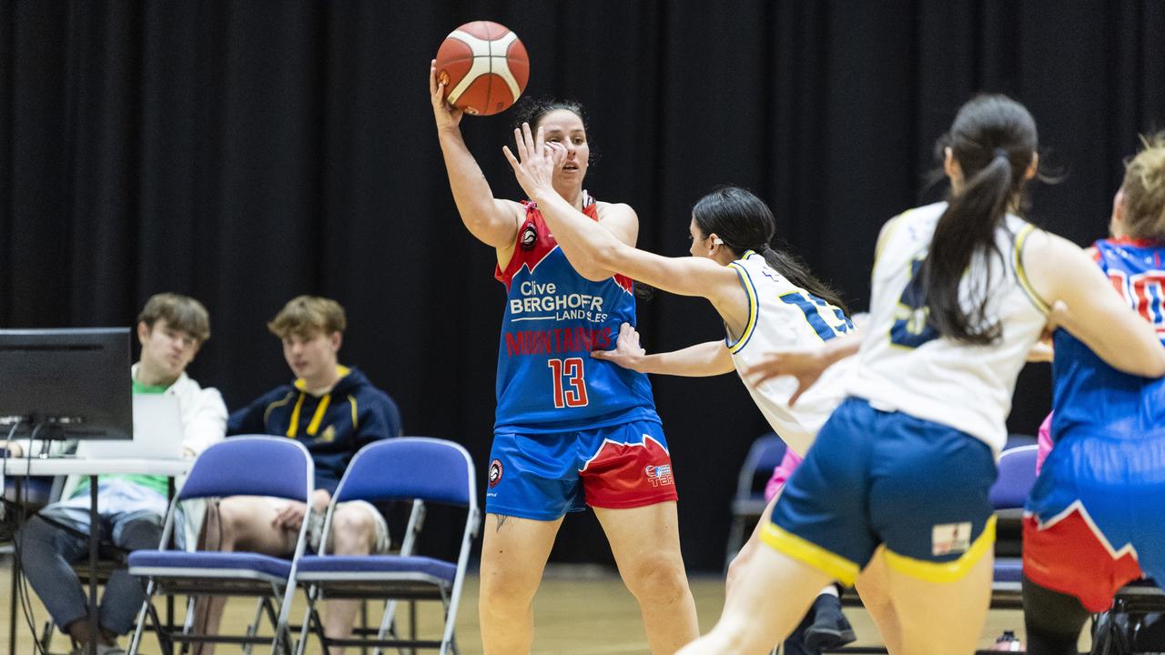 Jasmine Collier of Toowoomba Mountaineers fires off a pass against Brisbane Capitals. Picture: Kevin Farmer