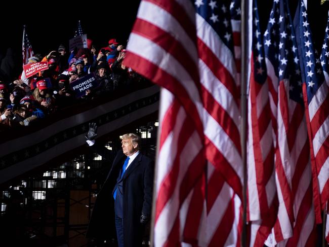 TOPSHOT - US President Donald Trump waves as he leaves after speaking during a Make America Great Again rally at Eppley Airfield October 27, 2020, in Omaha, Nebraska. (Photo by Brendan Smialowski / AFP)