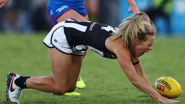 Kate Sheahan moments after injuring her knee. Picture: Michael Klein