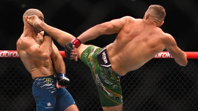 South Africa's Dricus du Plessis (R) and Sean Strickland of the US fight in their men's middleweight division event of the Ultimate Fighting Championship (UFC) 312 at Qudos Bank Arena in Sydney on February 9, 2025. (Photo by Saeed KHAN / AFP) / -- IMAGE RESTRICTED TO EDITORIAL USE - STRICTLY NO COMMERCIAL USE --