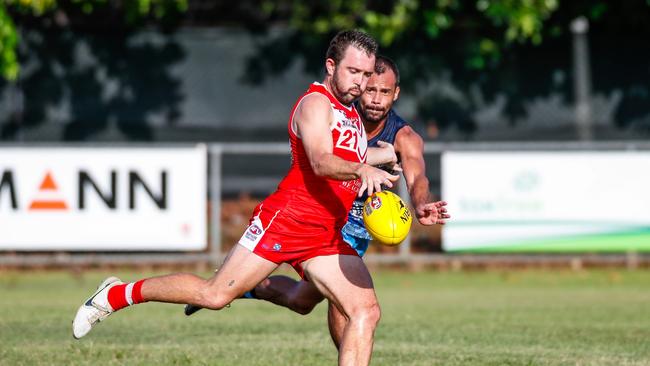 Waratah's Abe Ankers had a strong game against the Darwin Buffaloes in Round 8 of the 2023-24 NTFL season. Picture: Celina Whan / AFLNT Media