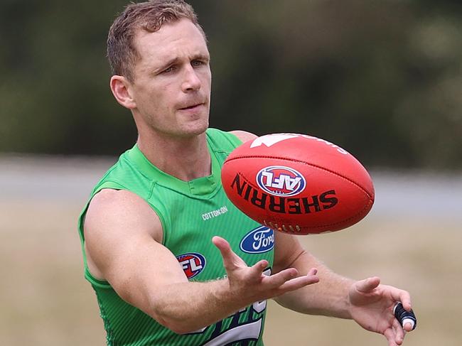 Joel Selwood trains with a splint on his injured finger. Picture: Michael Klein