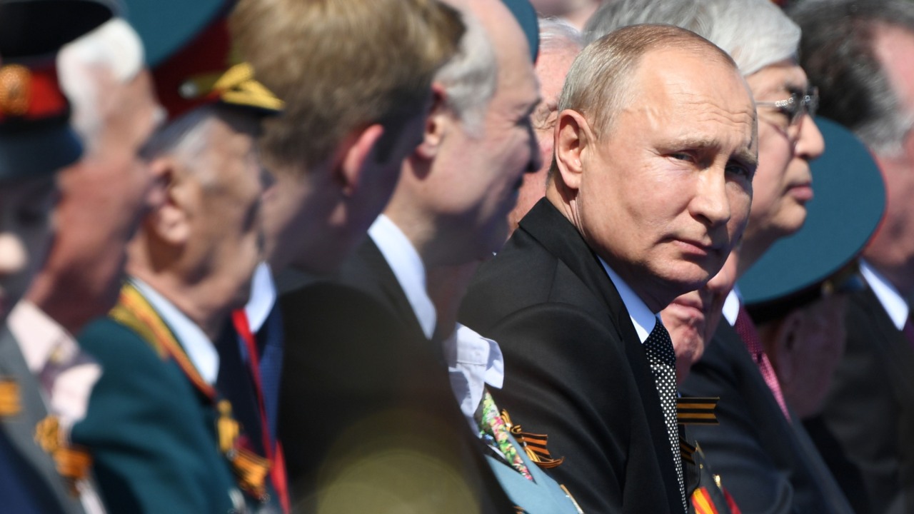 Zvonurile despre sănătatea lui Vladimir Putin persistă, în timp ce președintele este luat sub pătură la Parada de Ziua Victoriei din Rusia.
