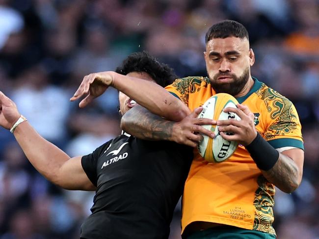 SYDNEY, AUSTRALIA - SEPTEMBER 21: Wallace Sititi of the New Zealand All Blacks competes with Lukhan Salakaia-Loto of the Australian Wallabies in the lineout during The Rugby Championship & Bledisloe Cup match between Australia Wallabies and New Zealand All Blacks at Accor Stadium on September 21, 2024 in Sydney, Australia. (Photo by Cameron Spencer/Getty Images)