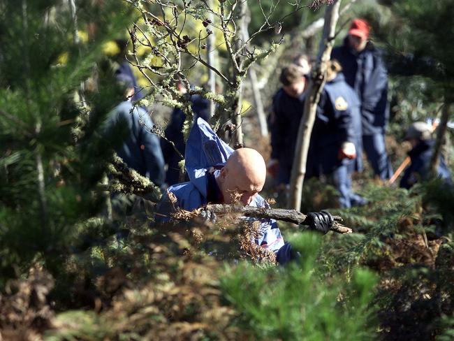 Police forensics searching for Wayne Schultz at Seven Mile Beach.