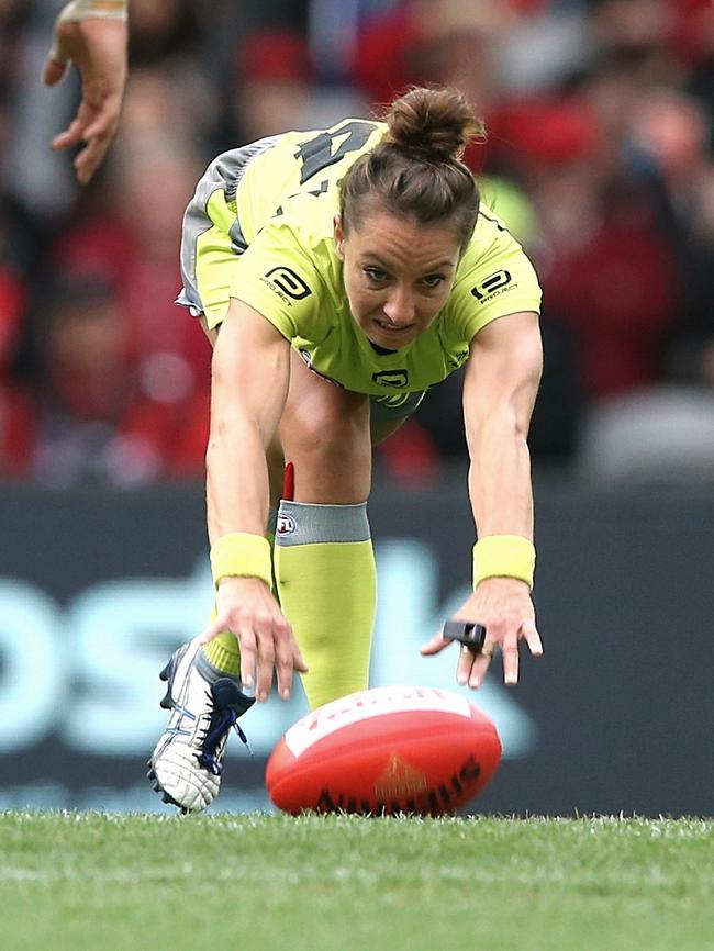 Eleni Glouftsis bounces the ball. Picture: Wayne Ludbey