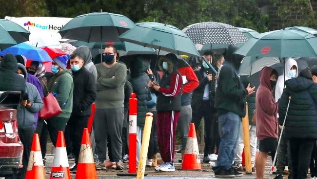 People line up in Epping to make sure they aren’t the mystery link in the latest outbreak. Picture: NCA NewsWire / David Crosling