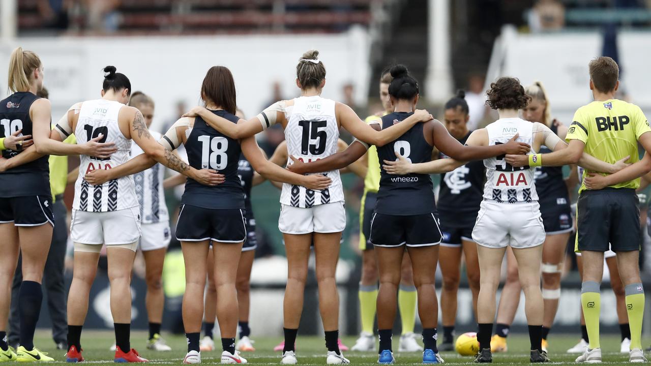 Pies, Blues and umpires stand as one. Picture: Getty Images