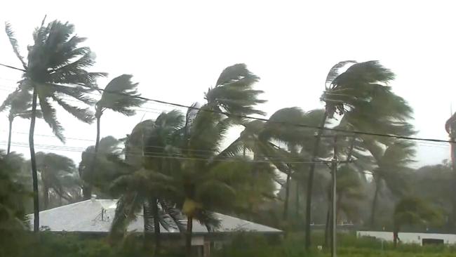 Tens of thousands in Townsville without power as Kirrily clean-up ...