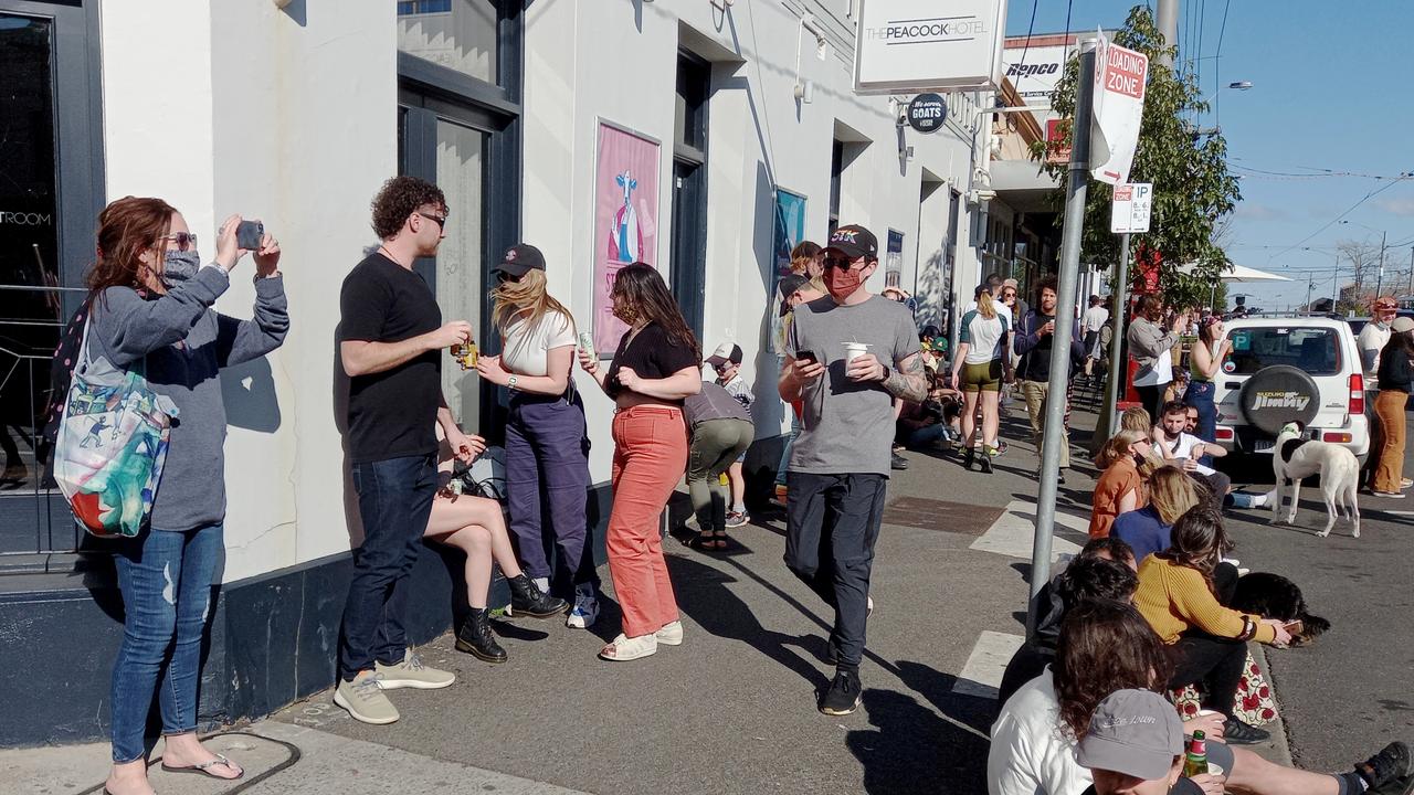 Crowds of people gather on High Street in Northcote, Melbourne, during lockdown. Picture: Andrew Henshaw