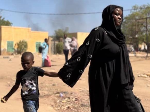 Children and families flee by foot from Wad Madani, Al Jazirah state following the recent clashes.   Fighting broke out in the morning of 15 December between the two warring parties in the outskirts of Wad Madani located in Al Jazirah State 136 km southeast of the capital Khartoum. Given the escalating situation, more and more affected households are expected to be displaced and flow into neighbouring areas such as Gedaref, White Nile, Kassala, and Sennar.  No place to call home: The harsh reality of children and families displaced from Gezira - for the second time. https://www.unicef.org/sudan/stories/no-place-call-home  Picture: UNICEF