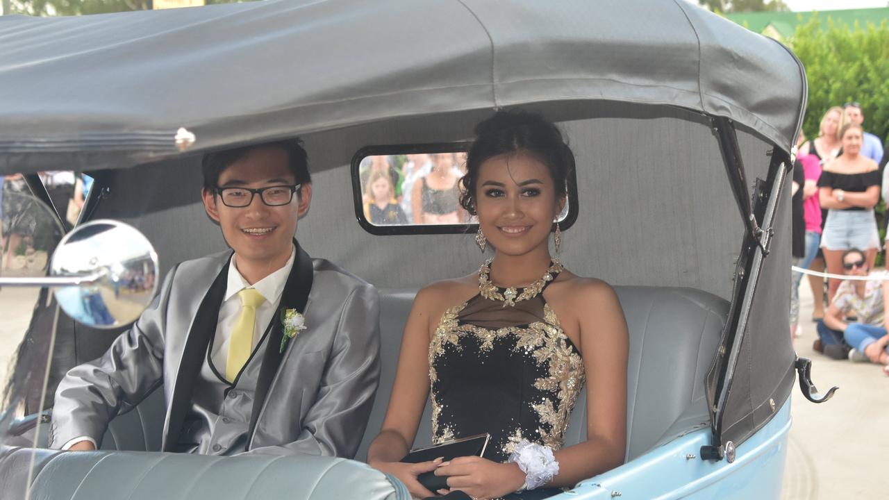 Roma State College students arriving at their formal.