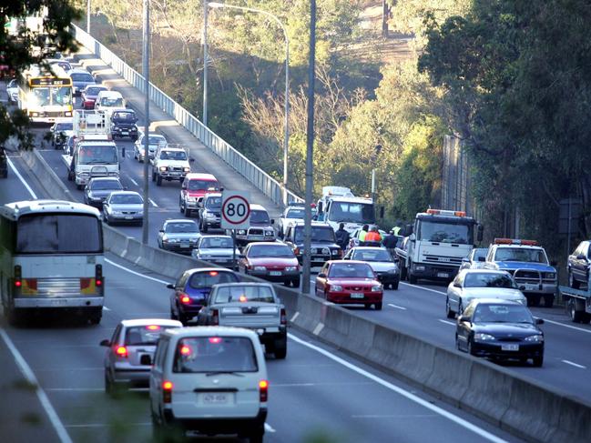 News,bcm.13.7.04. Traffic Accident and Traffic Jam at Jindalee Bridge Western Freeway.and motorist caught in Jam. Pic Glenn Barnes