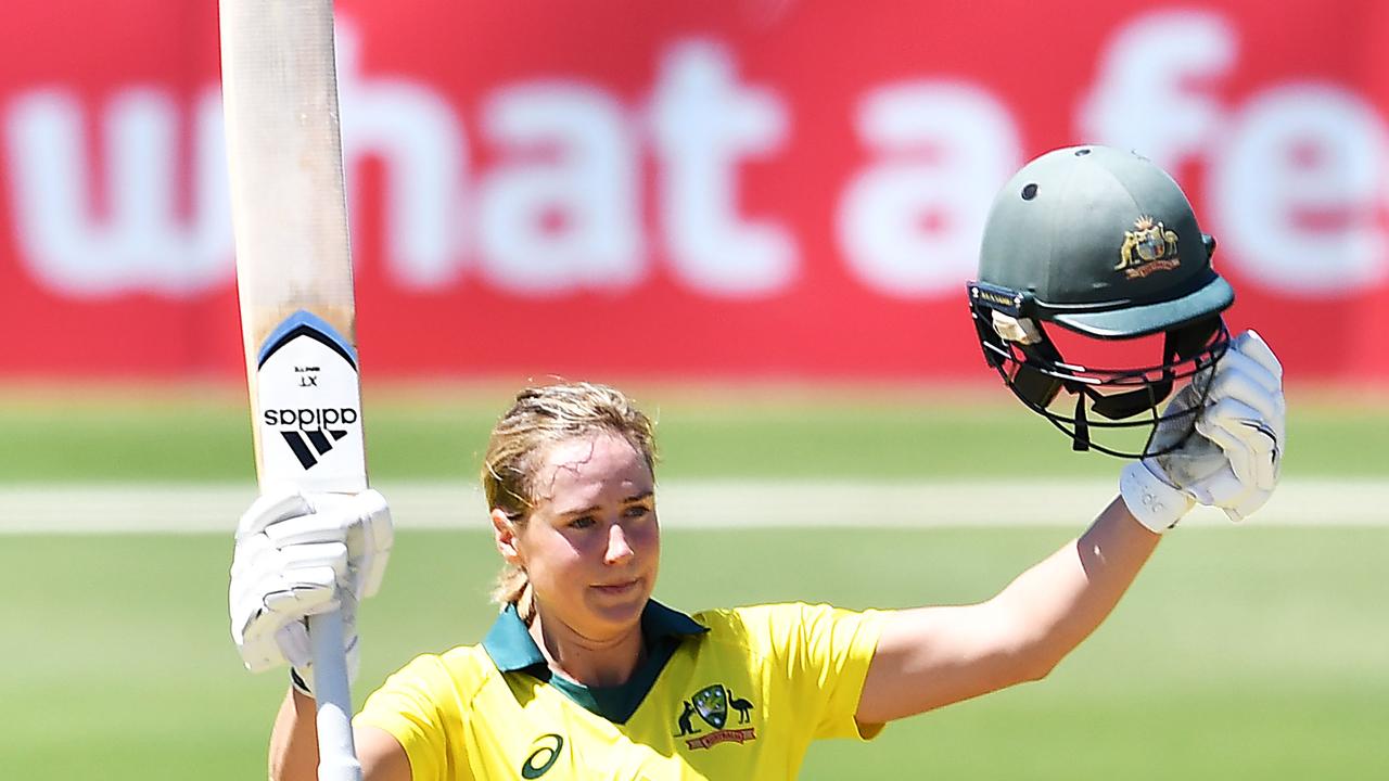 Ellyse Perry says writing in her journal and practising with her dad have been influential in her success.