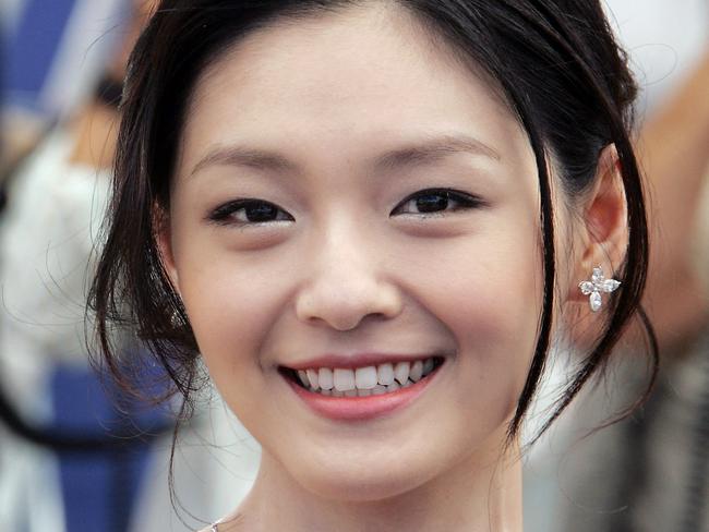 (FILES) Taiwanese actress Barbie Hsu poses during a photocall for Chinese director Su Chao Pin's film 'Guisi' (Silk) at the 59th edition of the International Cannes Film Festival in Cannes, southern France, 24 May 2006. Taiwanese star Barbie Hsu, who was hugely popular across Asia for her leading role in the 2001 television drama "Meteor Garden", has died from a respiratory illness, local media reported on February 3, 2025. She was 48. (Photo by Francois GUILLOT / AFP)