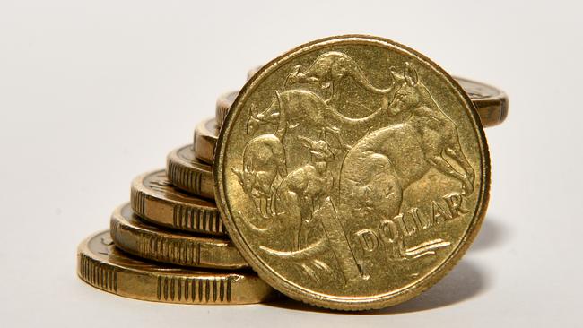 Dollar dip: While the Australian dollar has bounced back against the US currency after volatile trading last week, it’s expected to continue to bounce around before falling further. Picture: AAP