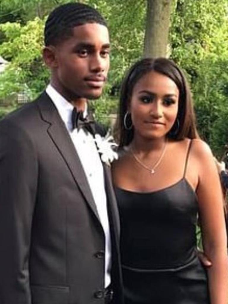 Sasha Obama stuns in black dress for prom | Photo