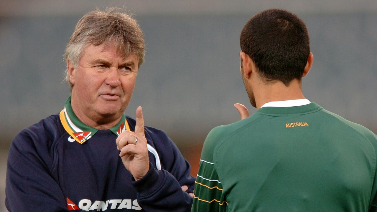 Guus Hiddink speaking with John Aloisi at training, prior to the 2006 World Cup.