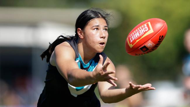 GOLD COAST, AUSTRALIA - SEPTEMBER 25: Hannah Ewings of the Power marks the ball during the 2022 S7 AFLW Round 05 match between the Gold Coast Suns and the Port Adelaide Power at Bond University on September 25, 2022 in the Gold Coast, Australia. (Photo by Russell Freeman/AFL Photos via Getty Images)