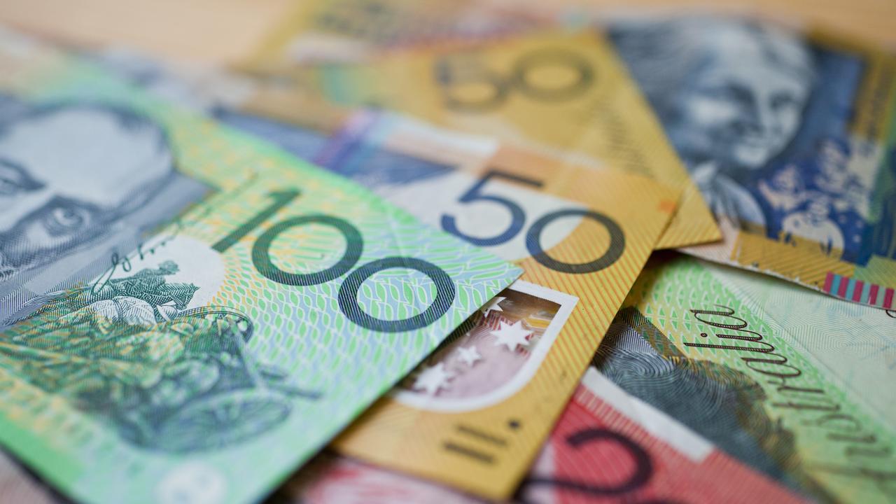 30 day delay savings plan can save Australians hundreds of dollars Pictured: iStock