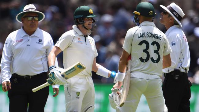 Steve Smith and umpire Nigel Llong have a very public difference of opinion at the MCG.