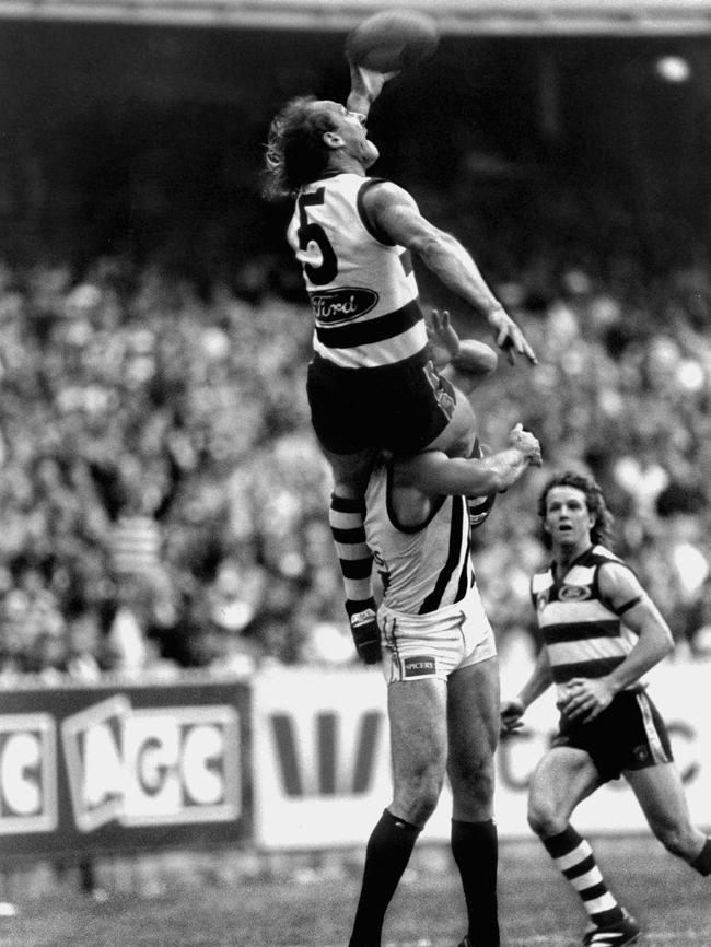 Gary Ablett’s one-handed, twisting hanger over Gary Pert was off the charts for degree of difficulty. Picture: Phillip Stubbs