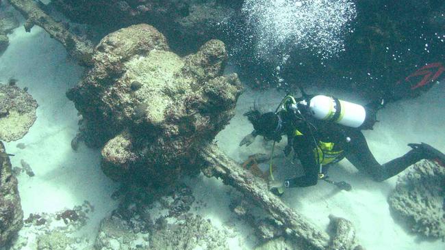 A diver inspects what is believed to be part of a large windlass. Picture: Australian Transport Safety Bureau.