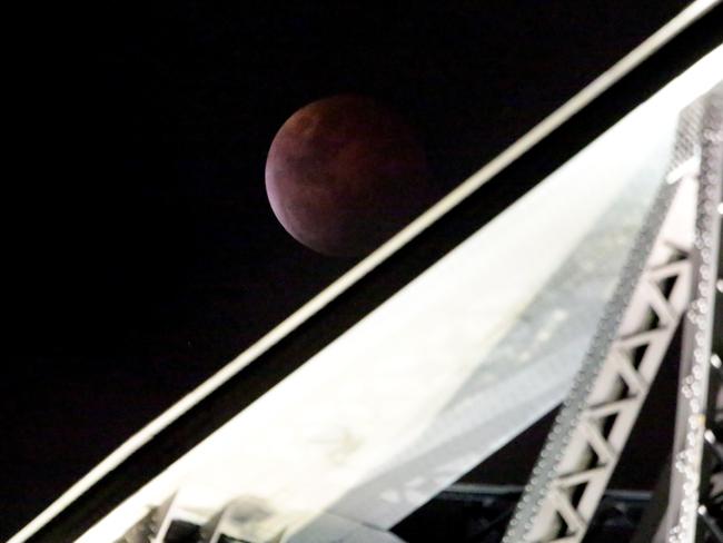 Lunar Eclipse Leaves Stargazers With A Red Blood Moon News Com Au Australia S Leading News Site