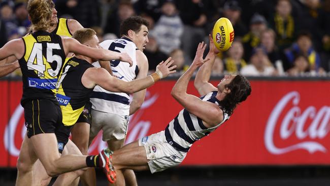 MELBOURNE, AUSTRALIA – JUNE 25: Jack Henry of the Cats marks the ball during the round 15 AFL match between the Geelong Cats and the Richmond Tigers at Melbourne Cricket Ground on June 25, 2022 in Melbourne, Australia. (Photo by Darrian Traynor/Getty Images)