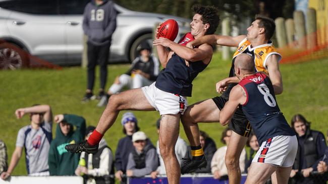 Nick MacDonald Girolami with the ball for Mt Eliza. Picture: Valeriu Campan