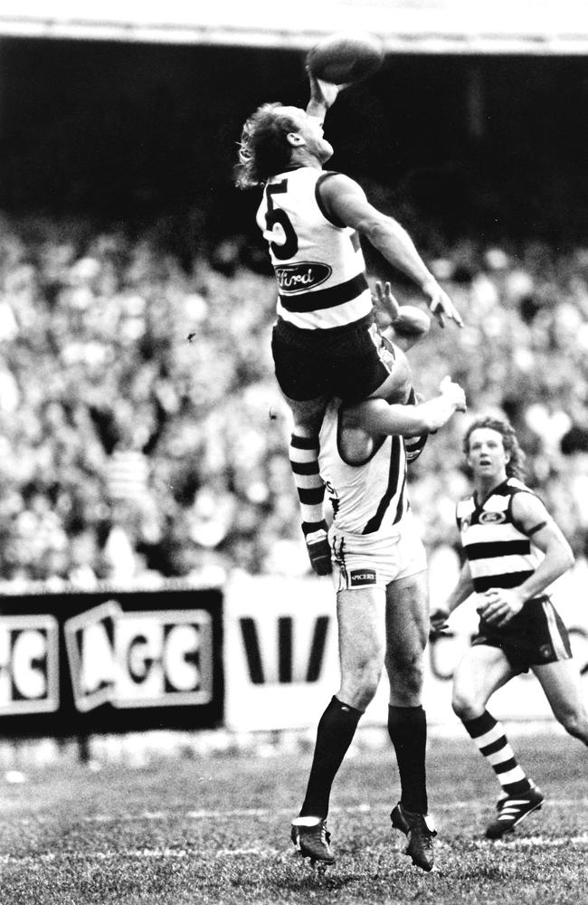 Gary Ablett Sr leaps high for that famous mark. Picture: Phillip Stubbs Geelong Advertiser)