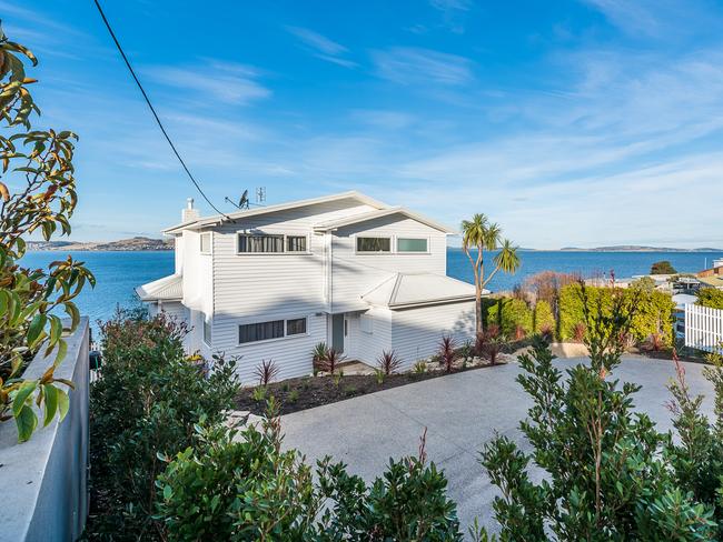 6 Mitah Cresent, Sandy Bay represented by Ray White Hobart is one of the million doller homes which are selling like hotcakes in Hobart’s exclusive suburbs.