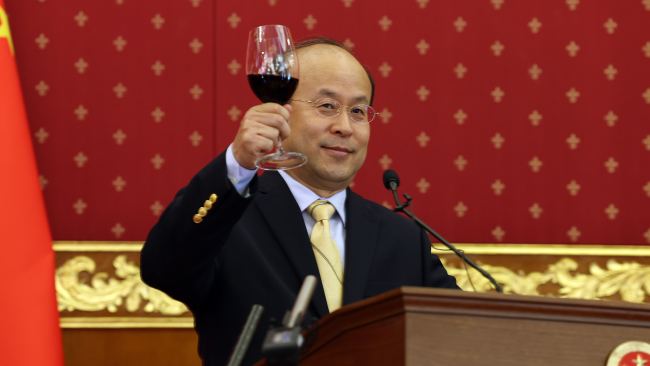 2023 年 1 月，中国驻澳大利亚大使肖千。北京将于周五取消对澳大利亚葡萄酒征收的严重关税。图片来源：NCA NewsWire / Gary Ramage