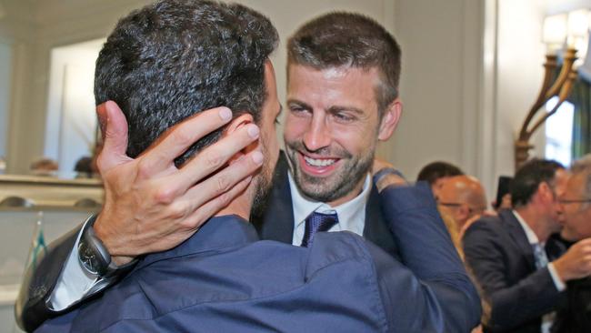 Gerard Pique celebrates with Kosmos team members after the Davis Cup vote.