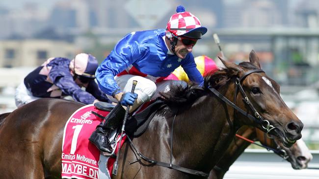 Question 25: Makybe Diva in the 2005 Melbourne Cup, 200m from home.