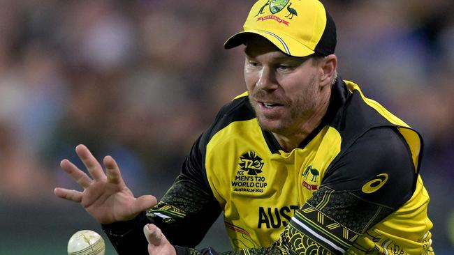 Australia's David Warner fields at the boundary line during the ICC men's Twenty20 World Cup 2022 cricket match between Australia and Afghanistan at Adelaide Oval on November 4, 2022 in Adelaide. (Photo by Michael Bradley / AFP) / — IMAGE RESTRICTED TO EDITORIAL USE – STRICTLY NO COMMERCIAL USE —