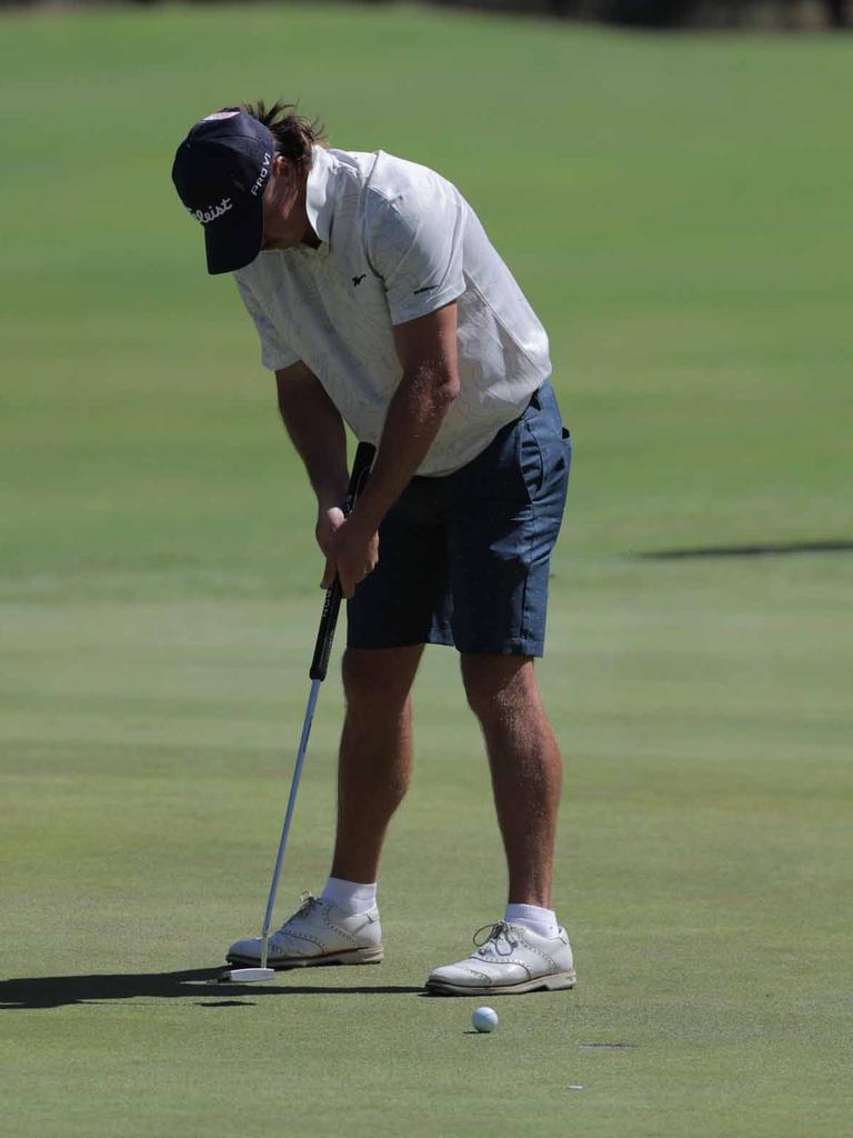 Jack Pountney putting right-handed. Picture: Golf NSW