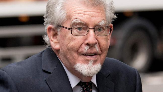 (FILES) Australian entertainer Rolf Harris arrives at Southwark Crown Court in London on May 22, 2017 for a court hearing accused of four counts of indecent assault. Artist, presenter and musician Rolf Harris, who was one of the UK's best-loved entertainers before he was convicted of underage-sex crimes in 2014, has died aged 93 and been buried, his family said on May 23, 2023. (Photo by Justin TALLIS / AFP)