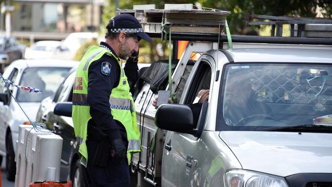 Police check cars at the Queensland border with NSW. Picture: NCA NewsWire/Steve Holland