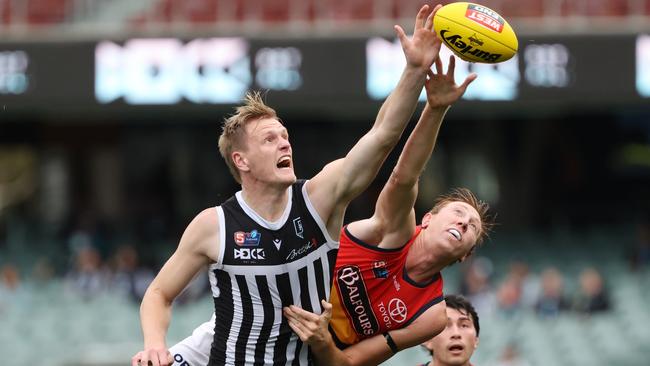 Port Adelaide ruckman Sam Hayes contests a throw-in against Adelaide’s Kieran Strachan in the SANFL Showdown at Adelaide Oval on Saturday. Picture: SANFL Image/David Mariuz