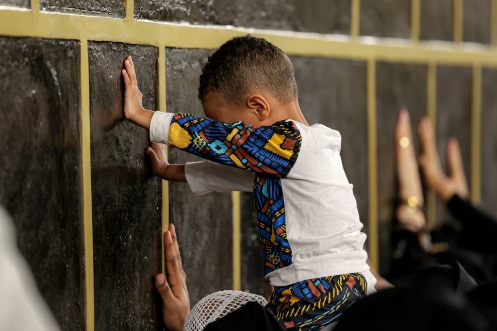 Muslim pilgrims ‘stone the devil’ as hajj concludes in Saudi
