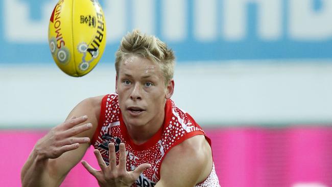 GEELONG, AUSTRALIA — JUNE 01: Isaac Heeney of the Swans marks the ball during the round 11 AFL match between the Geelong Cats and the Sydney Swans at GMHBA Stadium on June 01, 2019 in Geelong, Australia. (Photo by Darrian Traynor/Getty Images)