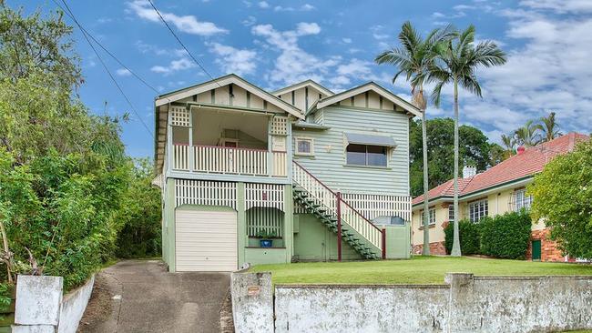 11AM – 8 Parooba Ave, Camp Hill. Auctioneer Peter Burgin. Channel 1