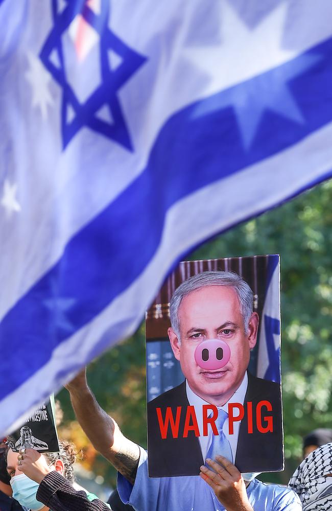 Pro-Palestinian and Pro-Israeli demonstrators faced off in a civil confrontation at the University of Melbourne. Picture: NCA NewsWire / Ian Currie