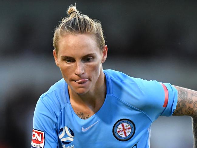 Jessica Fishlock of Melbourne City in action during the W-League Semi-Final between the Brisbane Roar and Melbourne City at Perry Park in Brisbane, Sunday, February  11, 2018. (AAP Image/Darren England) NO ARCHIVING, EDITORIAL USE ONLY.
