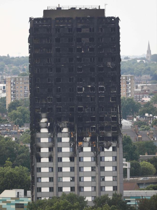 In this photo taken on June 18, 2017, unburned lower floors with untouched cladding in place are seen with the burnt out upper floors of the Grenfell Tower block in North Kensington, west London. / AFP PHOTO / Tolga AKMEN