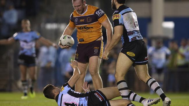 Matt Lodge tells Kyle Flanagan what he thinks after the incident. Image: Jason McCawley/Getty Images