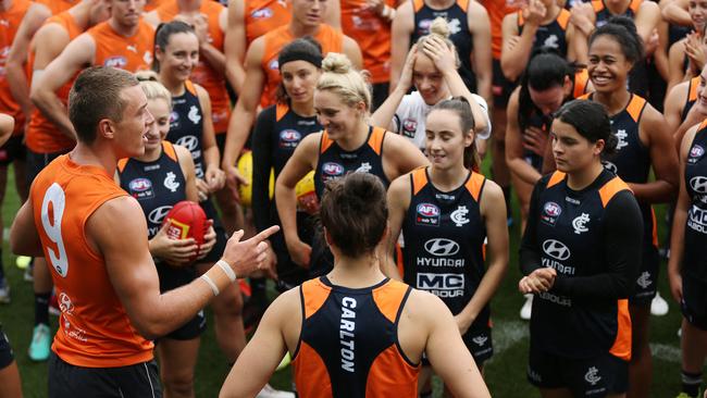 Cripps gives advice to Carlton’s AFLW players. Picture: Michael Klein